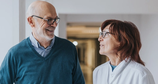 Porträt eines Patienten und einer Pflegekraft im Gespräch