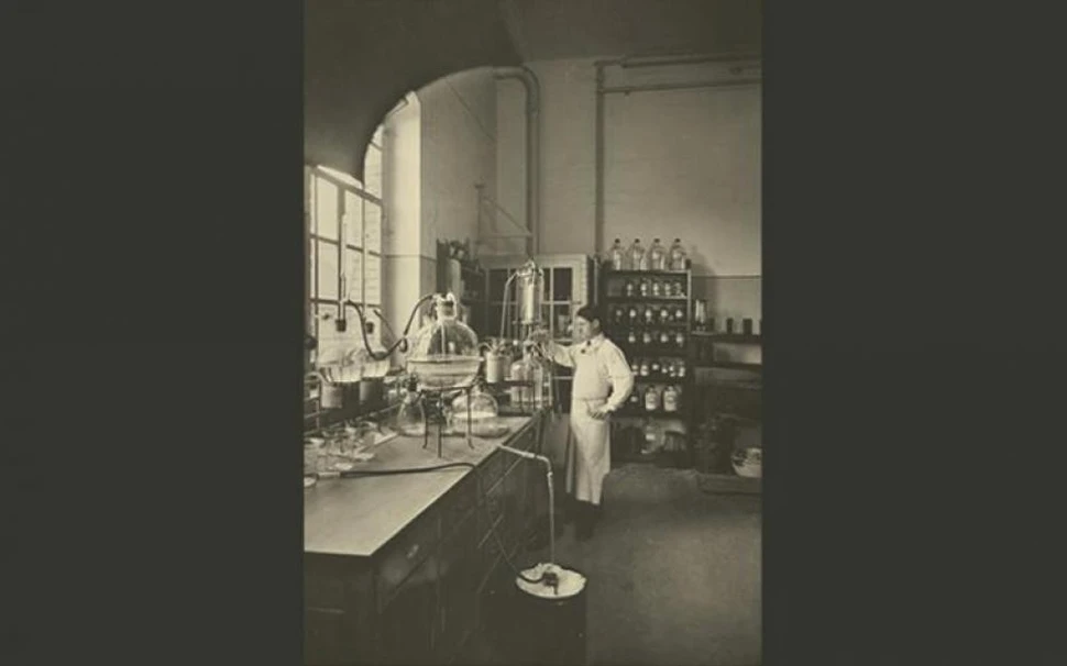 En 1900 Ciba produce sus primeras sustancias farmacéuticas: Vioform (un antiséptico) y Salem (antirreumático)