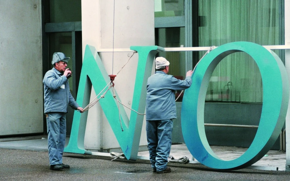 Fotografia do antigo logotipo da Novartis sendo alterado no local da Novartis St. Johann em Basel