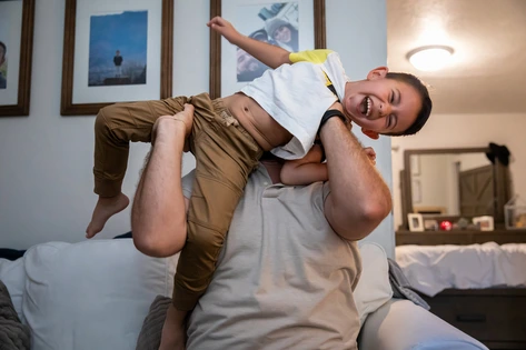 Père et fils s'amusent