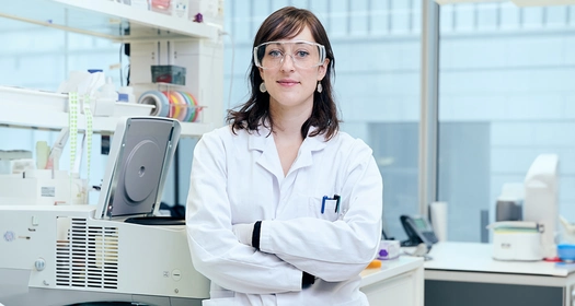 Une employée de laboratoire chez Novartis