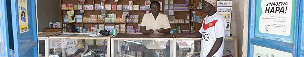 Conjunto de medicamentos disponíveis em uma farmácia em Nairóbi, Quênia