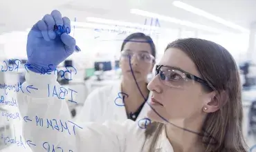 Biólogos da Novartis colaboram para desenvolver novos medicamentos