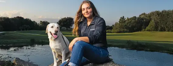 Retrato de Kate Kostelyk con su labrador