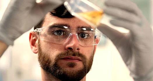 Labortechniker bei der Auswertung einer Probe.